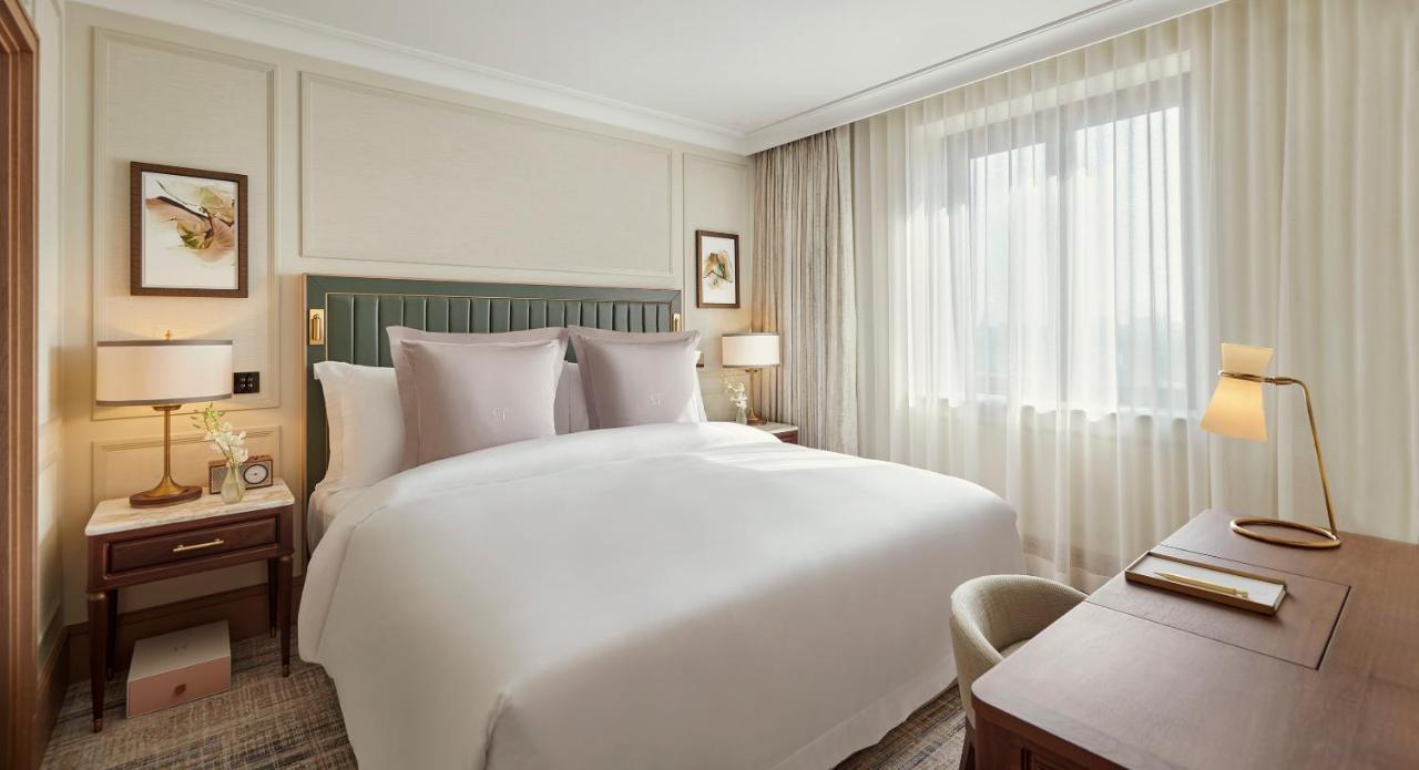 Executive City View Suite with exclusive access to Cadogan private gardens