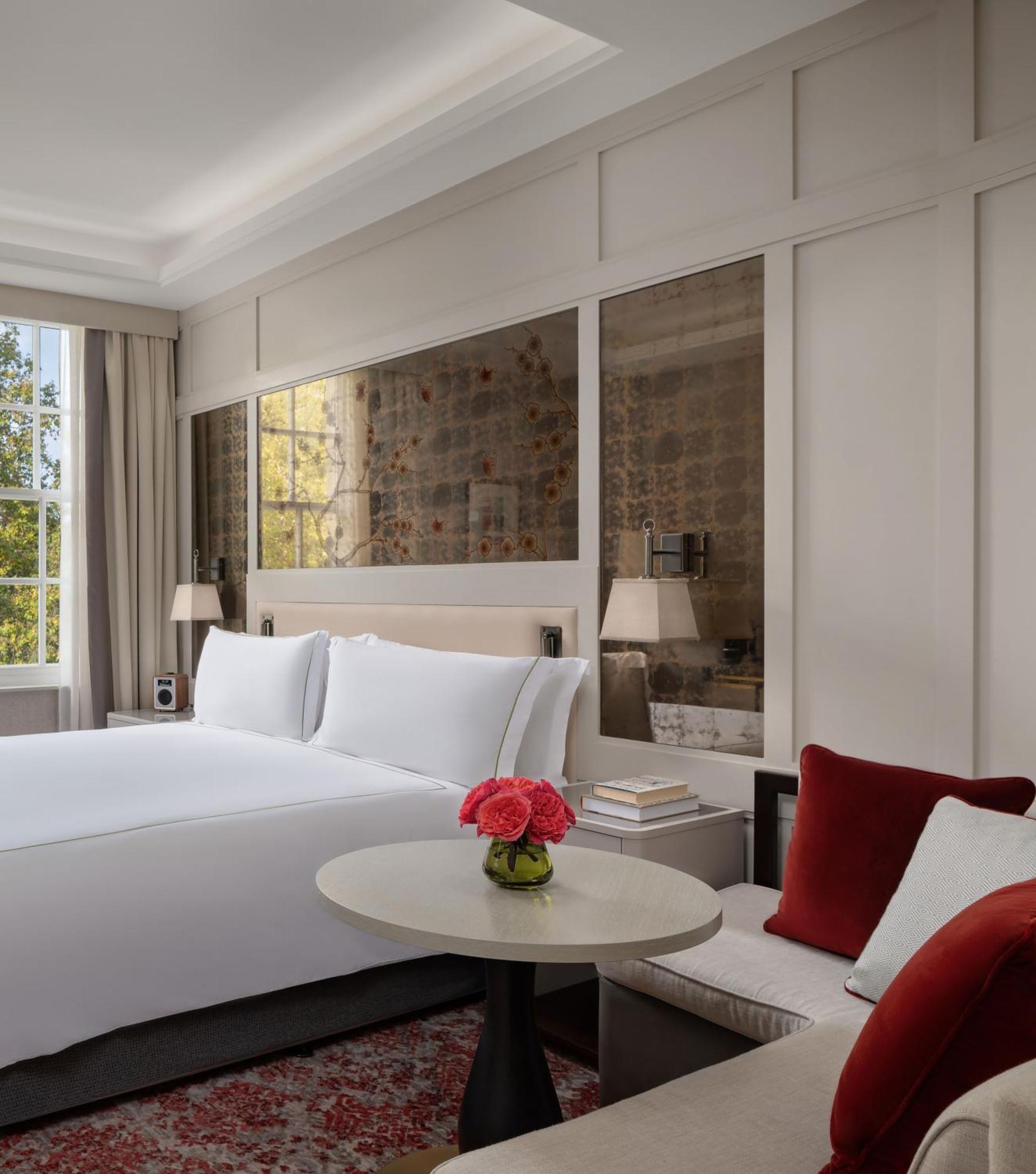 Deluxe King Room Square View