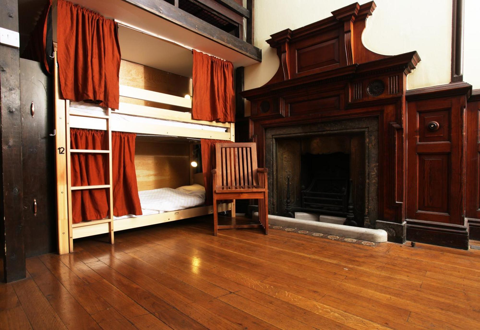 Bed 18-Bed Mixed Dormitory Room