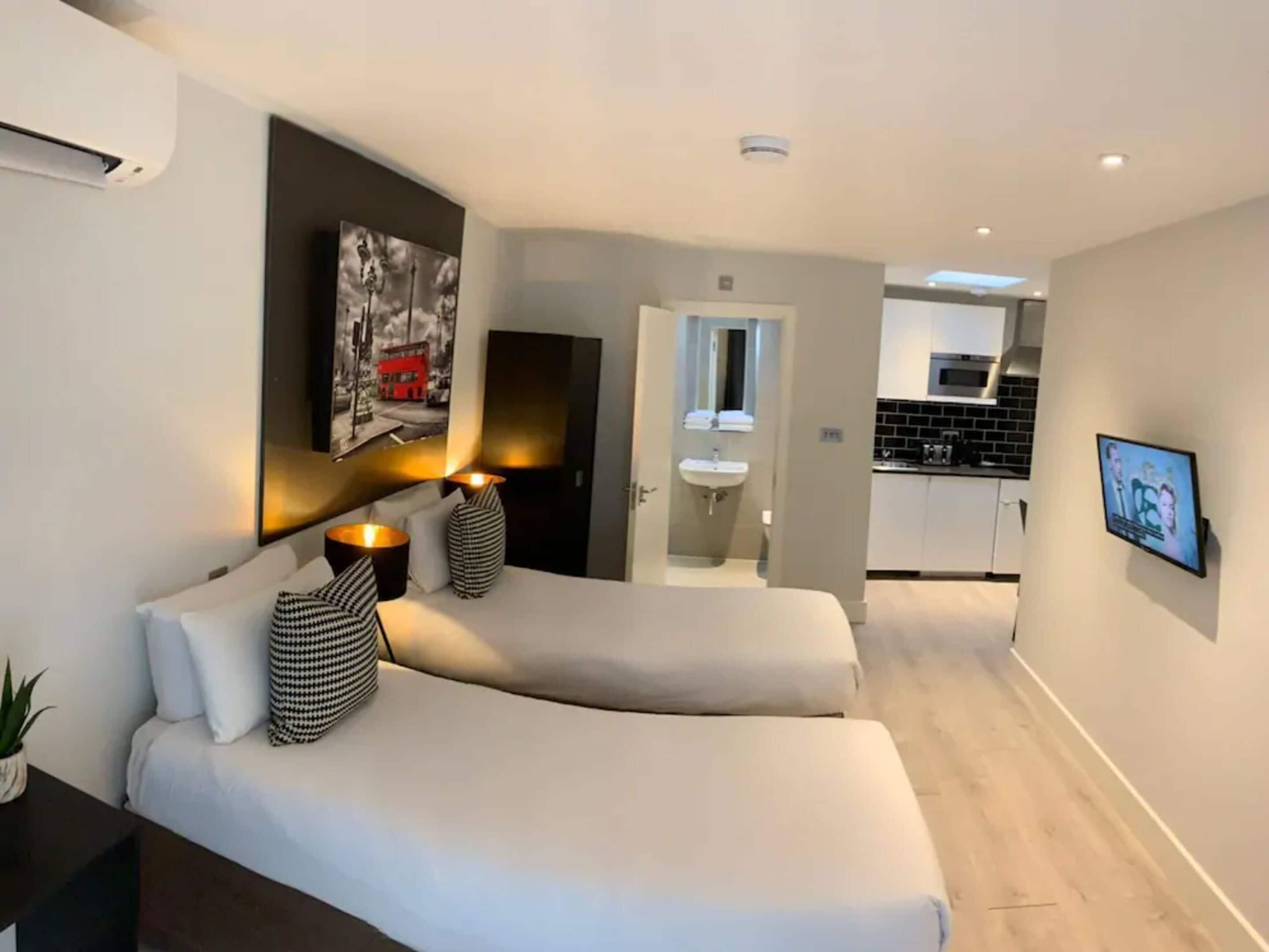 Deluxe Twin Studio
