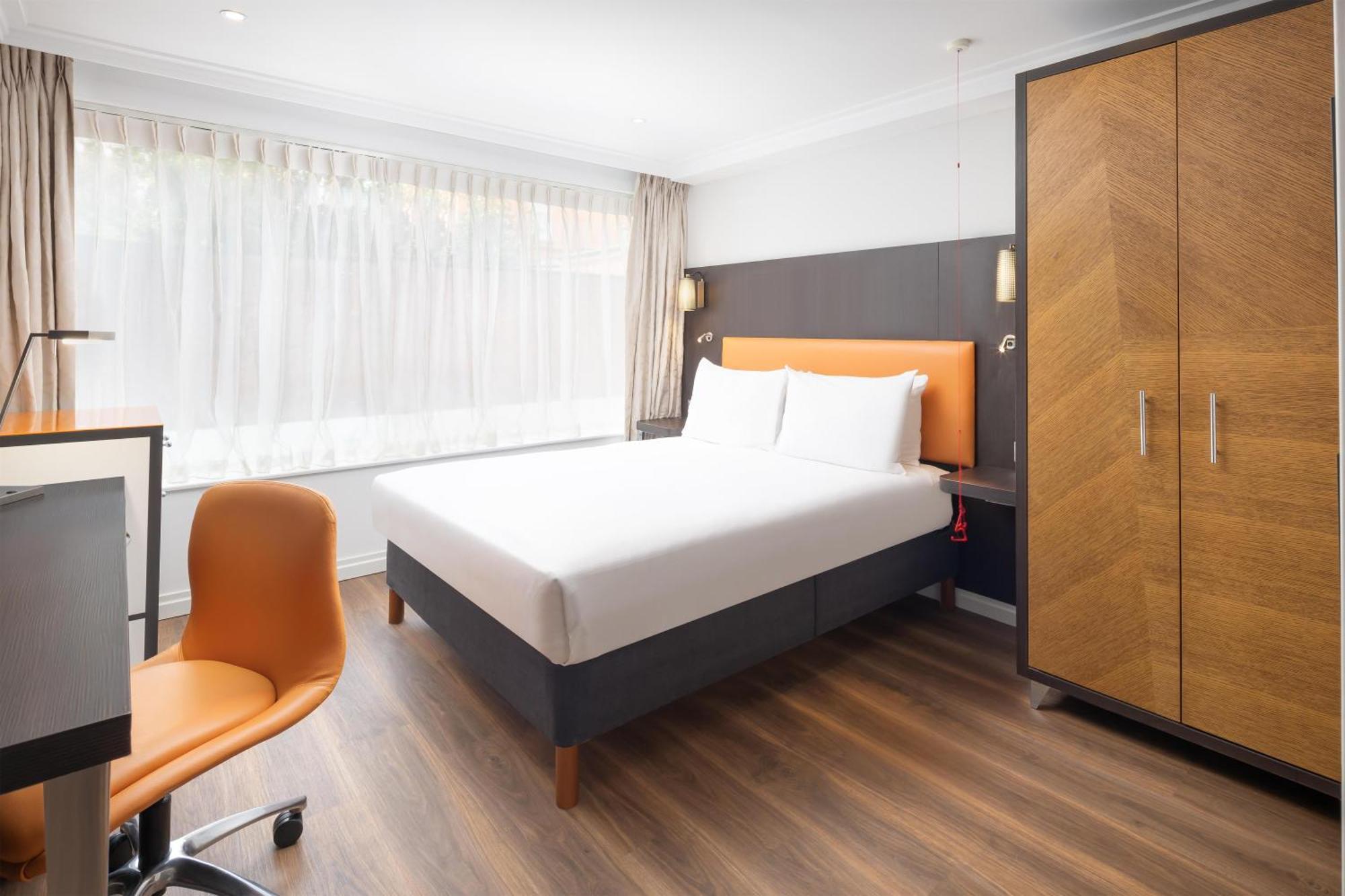 Queen Room Mobility Access