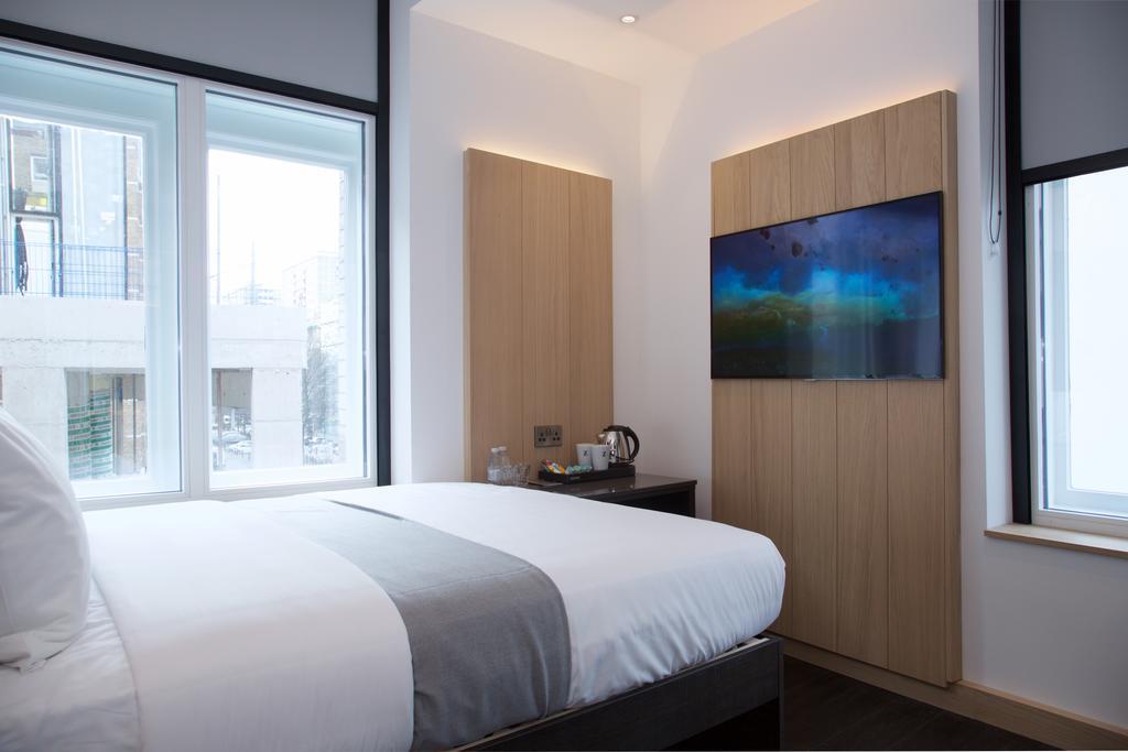 Club Queen Room